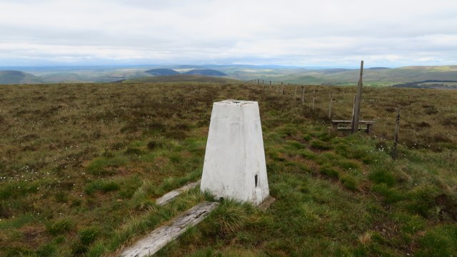 Bloodybush Edge: Bloodybush Edge Trig Point - view west